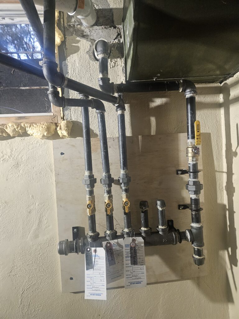 [PLACE PICTURE HERE]
Alt text: Technician removing red tag after gas pipe repair in Aurora.